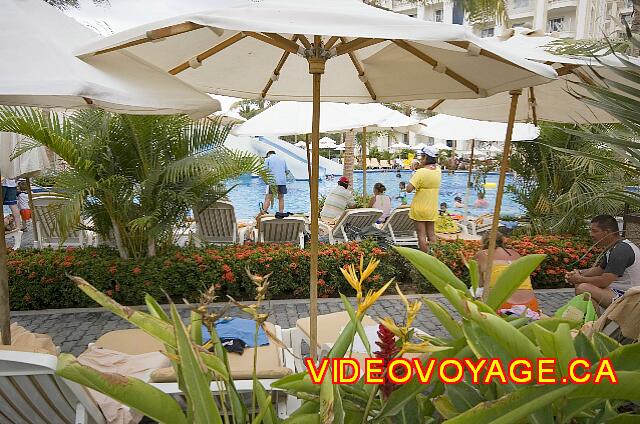 Mexique Nuevo Vallarta Riu Vallarta There are 2 rows of chairs in the pool for children.