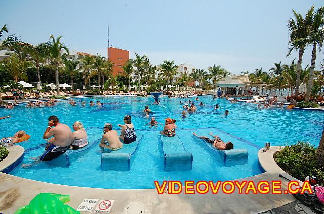 Mexique Nuevo Vallarta Riu Vallarta De nombreux sièges dans la piscine.