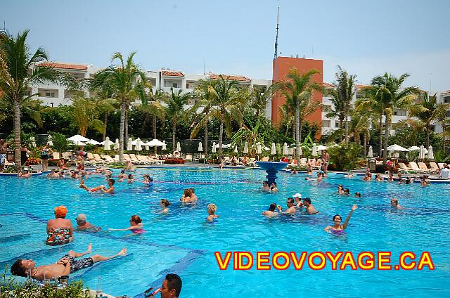 Mexique Nuevo Vallarta Riu Vallarta Il y a aussi un filet de volleyball dans la piscine.