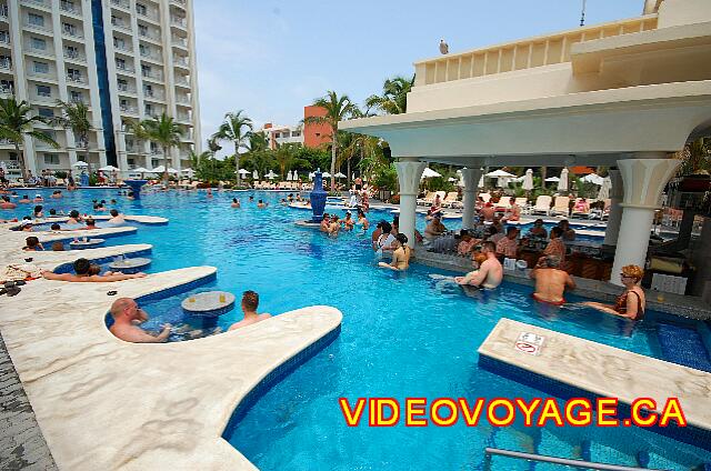 Mexique Nuevo Vallarta Riu Vallarta Le bar est très populaire ainsi que les tables dans la piscine.