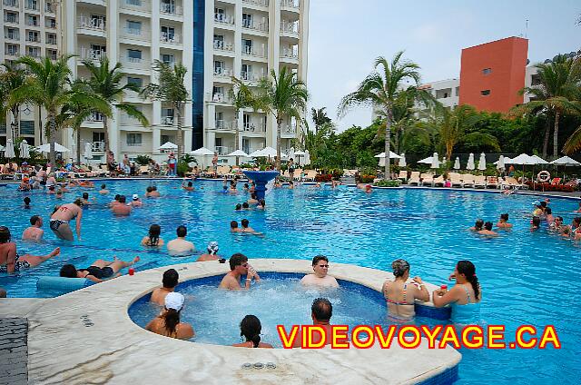 Mexique Nuevo Vallarta Riu Vallarta Des bains tourbillons dans la piscine.