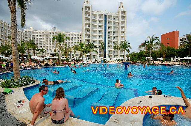 Mexique Nuevo Vallarta Riu Vallarta La piscine tout près du batiment principal.