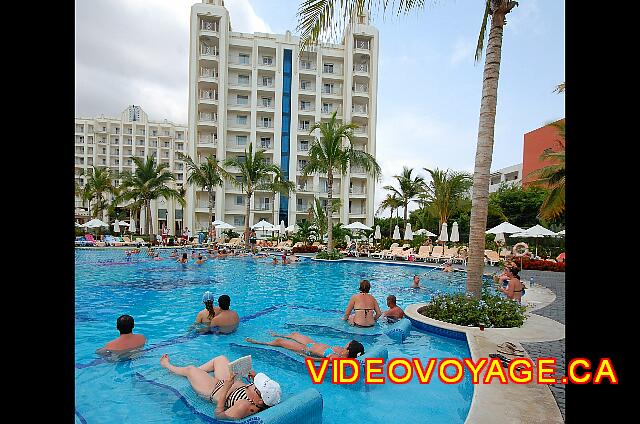 Mexique Nuevo Vallarta Riu Vallarta De nombreuses chaises longues avec des parasols sur la terrasse autour de la piscine.