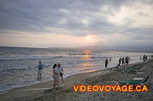 Mexique Nuevo Vallarta Riu Vallarta Il y a plusieurs clients qui se promènent sur le bord de la plage lors du couché du soleil.