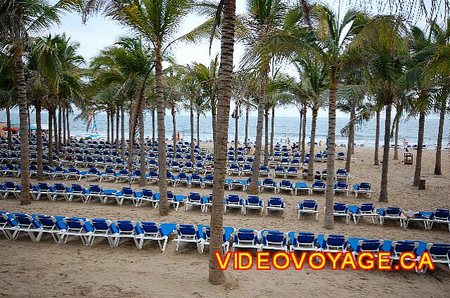 Mexique Nuevo Vallarta Riu Vallarta La plage est profonde seulement sur cette portion de plage, le restaurant à droite rend la plage beaucoup moins profonde de ce coté.