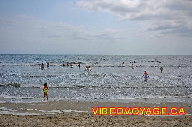 Mexique Nuevo Vallarta Riu Vallarta La pendiente de entrar en el mar es suave, las olas son de mediana a alta intensidad.