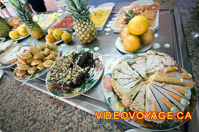 Mexique Nuevo Vallarta Riu Vallarta A refrigerated counter for desserts and fruits.