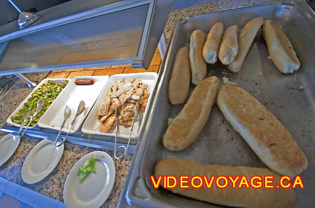 Mexique Nuevo Vallarta Riu Vallarta Hotdog buns and sausages, chicken and hot peppers.