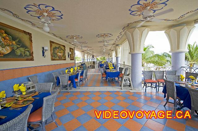 Mexique Nuevo Vallarta Riu Vallarta Muchas tablas se preparan en la noche. Debe ser reservado pero la gran capacidad puede satisfacer la demanda.