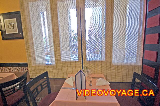 Mexique Nuevo Vallarta Riu Vallarta A few tables on the side windows.