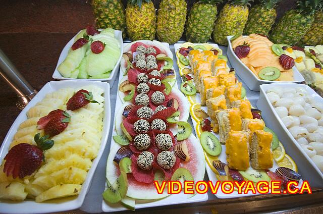 Mexique Nuevo Vallarta Riu Vallarta The other side of the central island is made up of desserts and fruit.