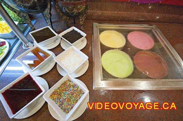 Mexique Nuevo Vallarta Riu Vallarta Four choices of ice cream and toppings.