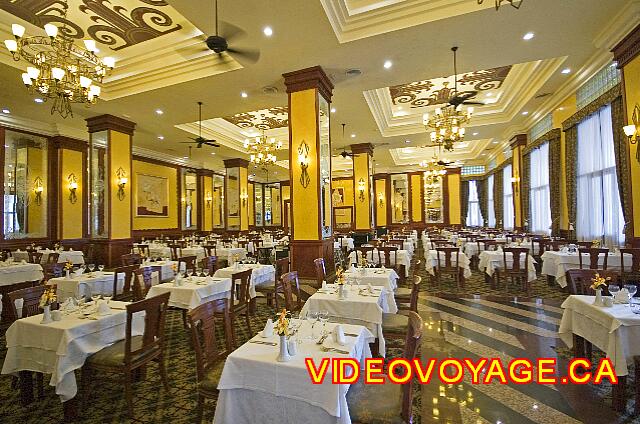 Mexique Nuevo Vallarta Riu Vallarta The main buffet restaurant has 2 sections dining room inside. Here the largest interior section.