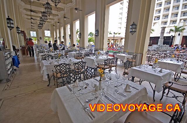 Mexique Nuevo Vallarta Riu Vallarta Muchas mesas en el exterior