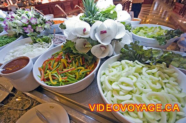 Mexique Nuevo Vallarta Riu Vallarta Flores en el centro de la barra de buffet de ensaladas.