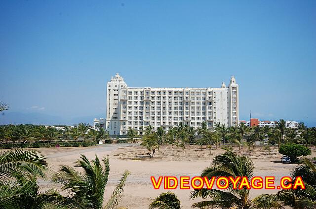 Mexique Nuevo Vallarta Riu Vallarta Le terrain du coté nord est occupé par quelques batiments près de la plage.