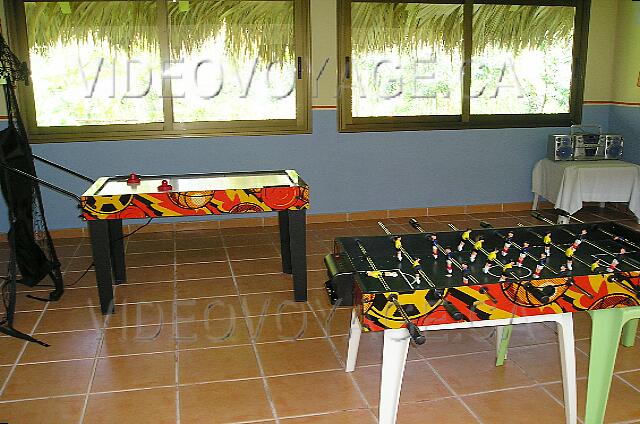 Republique Dominicaine Punta Cana Gran Bahia Principe Un jeu de hockey avec la rondelle qui flotte sur un coussin d'air et un jeu de soccer sur table.