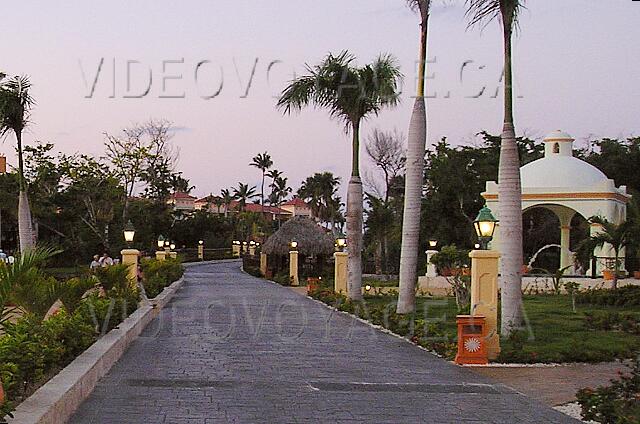 Republique Dominicaine Punta Cana Gran Bahia Principe El camino cerca de la glorieta en la noche.