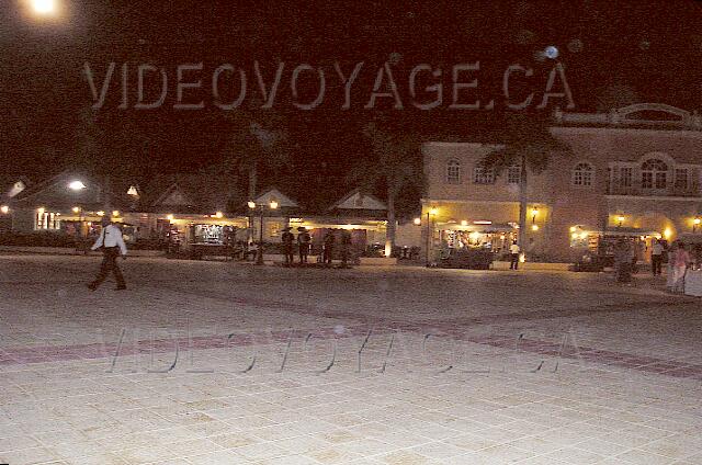 Republique Dominicaine Punta Cana Gran Bahia Principe Las tiendas están ocupados con la vida nocturna.