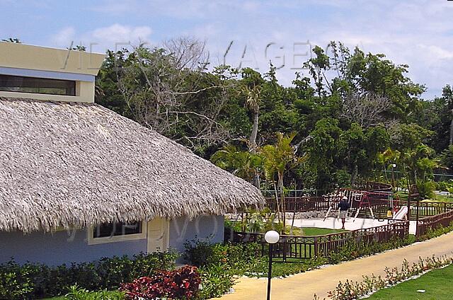 Republique Dominicaine Punta Cana Gran Bahia Principe A l'arrière du batiment du mini-club, un terrain de jeu.