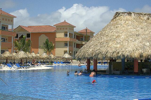 Republique Dominicaine Punta Cana Gran Bahia Principe El bar en la piscina con varias oficinas en la piscina.