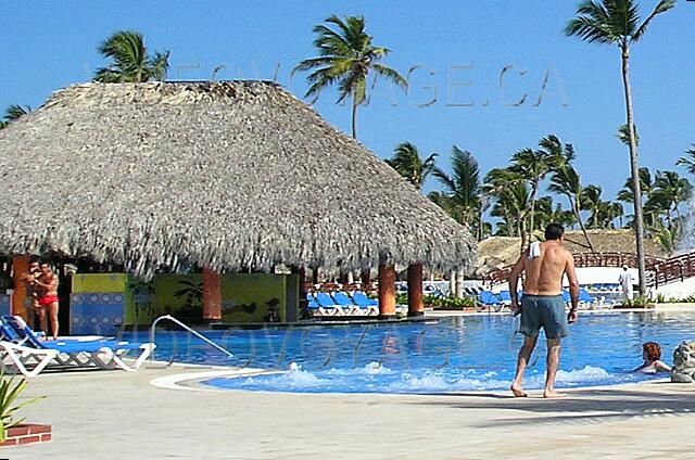 Republique Dominicaine Punta Cana Gran Bahia Principe El bar en la piscina cerca de la playa en la sección de Punta Cana.