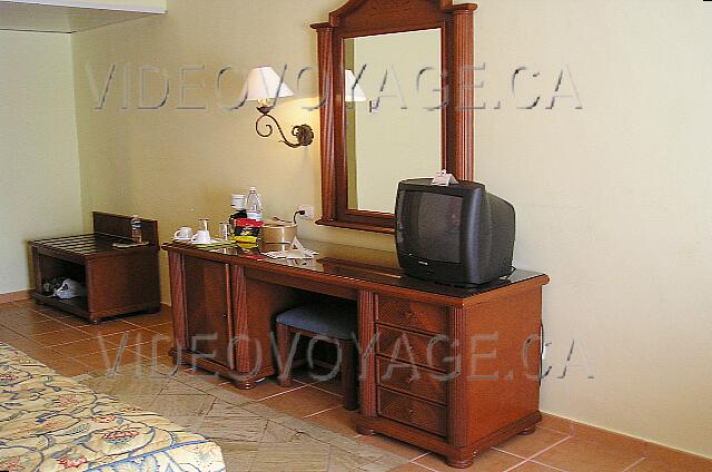 Republique Dominicaine Punta Cana Gran Bahia Principe A small bench in front of the mirror, a cabinet for luggage, ...