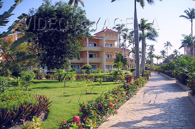 Republique Dominicaine Punta Cana Gran Bahia Principe A beautiful landscaping around the buildings.