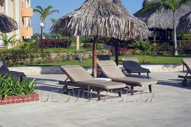 Republique Dominicaine Punta Cana Gran Bahia Principe Les chaises de la piscine de la section Bavaro.