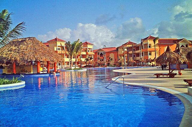 Republique Dominicaine Punta Cana Gran Bahia Principe Un bar dans la piscine, une grande terrasse autour de la piscine.