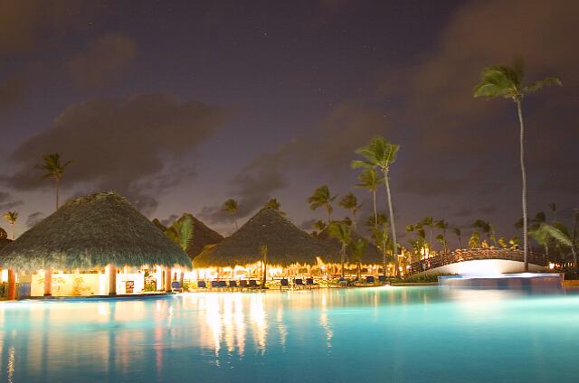 Republique Dominicaine Punta Cana Gran Bahia Principe La piscine près de la plage le soir.