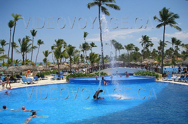 Republique Dominicaine Punta Cana Gran Bahia Principe Dans le centre de la piscine, une section peu profonde.