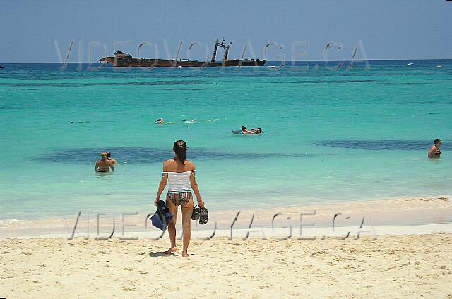 Republique Dominicaine Punta Cana Gran Bahia Principe A gentle slope to the entrance into the sea.