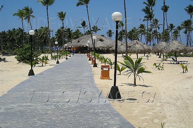 Republique Dominicaine Punta Cana Gran Bahia Principe Un camino para acceder a un bar cerca de la playa.