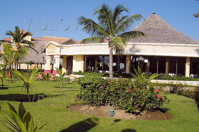 Republique Dominicaine Punta Cana Gran Bahia Principe Un restaurant en rond. Situé du coté de la section Bavaro, mais situé dans une zone de restaurants commun, donc accessible par les clients de tout les sections.