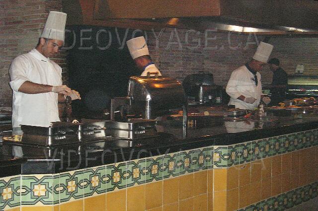 Republique Dominicaine Punta Cana Gran Bahia Principe Les cuisiniers avec des gants.