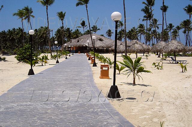 Republique Dominicaine Punta Cana Gran Bahia Principe The path to the beach restaurant.