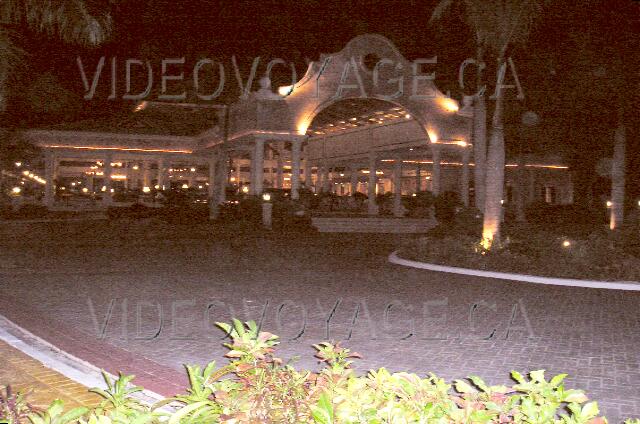 Republique Dominicaine Punta Cana Gran Bahia Principe The entrance to the lobby in the evening.