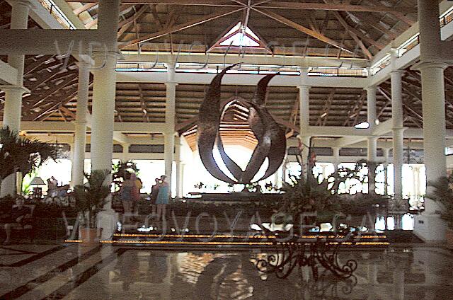 Republique Dominicaine Punta Cana Gran Bahia Principe The artwork in the center of the lobby that characterizes the Bavaro section.