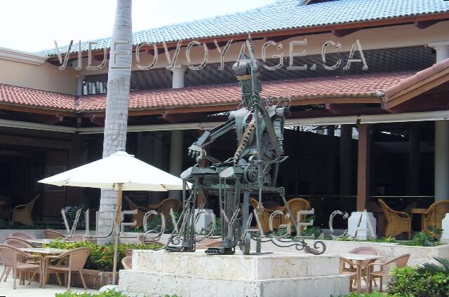 Republique Dominicaine Punta Cana Gran Bahia Principe Another work of art at the back of the lobby of the Punta Cana section.