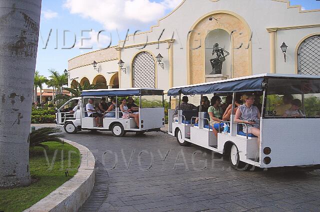 Republique Dominicaine Punta Cana Gran Bahia Principe Transporte entre el vestíbulo y la piscina cerca de la playa.