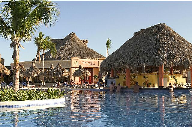 Republique Dominicaine Punta Cana Gran Bahia Principe La piscine au centre du site, avec le bar Hibicus dans la piscine et et restaurant steak house 