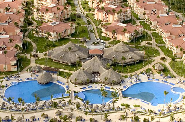 Republique Dominicaine Punta Cana Gran Bahia Principe Une grande piscine et de nombreux services près de la plage.