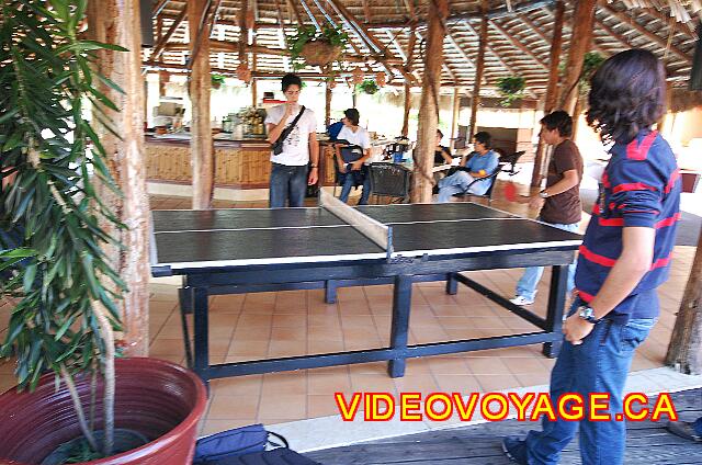 Republique Dominicaine Punta Cana Bavaro Casino En el vestíbulo del Barceló Golf, una mesa de ping pong y al fondo el bar junto a la piscina.