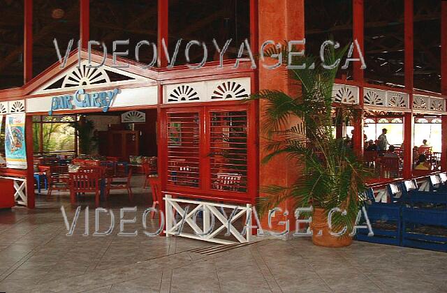 Republique Dominicaine Punta Cana Bavaro Casino Un bar entre la piscine, la salle de spectacle et le Lobby.