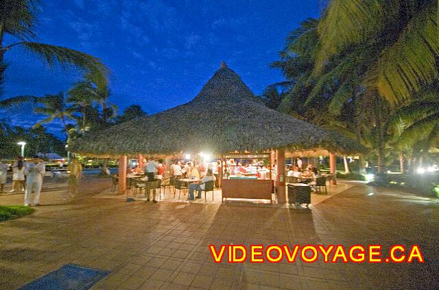 Republique Dominicaine Punta Cana Bavaro Casino Le bar de la piscine est populaire le jour et le soir.