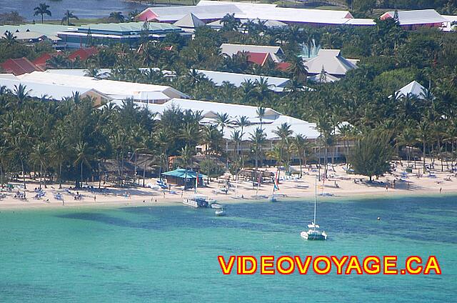 Republique Dominicaine Punta Cana Bavaro Casino La plage du Barcelo Caribe et le centre de sports nautique au centre.