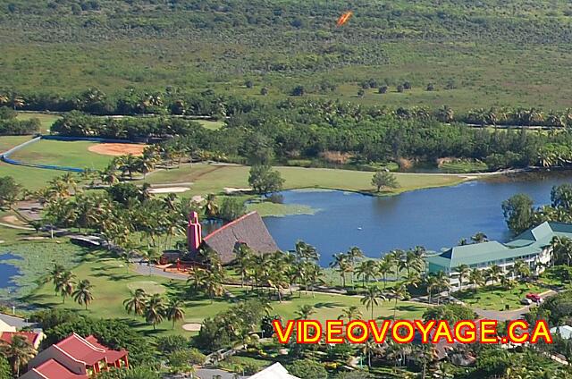 Republique Dominicaine Punta Cana Bavaro Casino A la izquierda de las habitaciones del edificio, una iglesia.