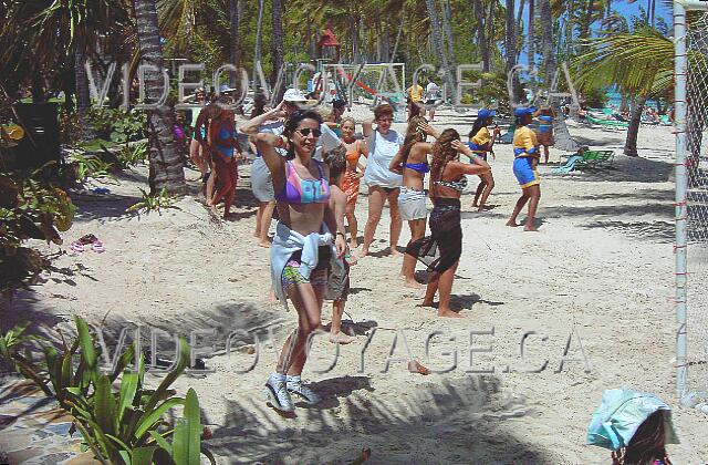 Republique Dominicaine Punta Cana Barcelo Bavaro Palace Deluxe Un cours de danse sur la plage. Des cours d'introduction au merengue et batchata sont aussi disponible sur le bord de la piscine.