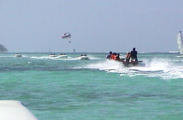 Republique Dominicaine Punta Cana Barcelo Bavaro Palace Deluxe La actividad de agua es a veces intenso! Veleros, barcos de motor excursiones varias intersección de alta velocidad a veces!